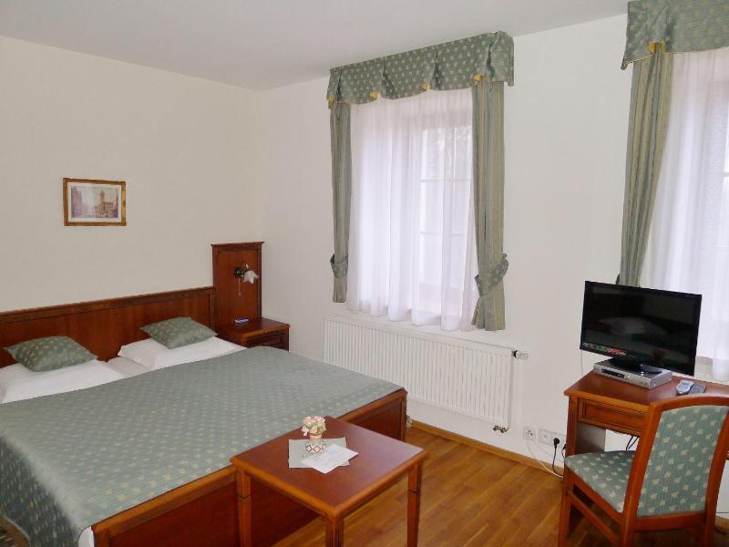 Double Room image 3