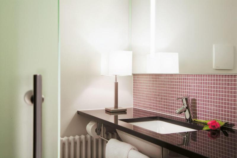 Double Room with Balcony image 4