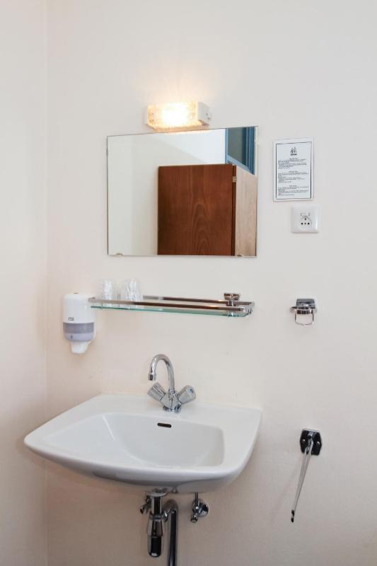 Economy Twin Room with Shared Bathroom image 4