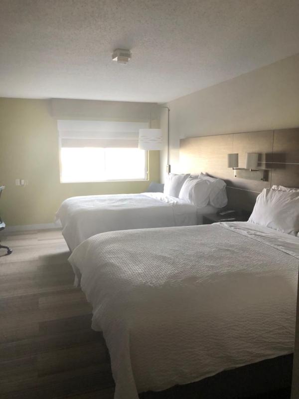 Standard Queen Room with Two Queen Beds image 4