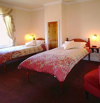 Twin Room image 3