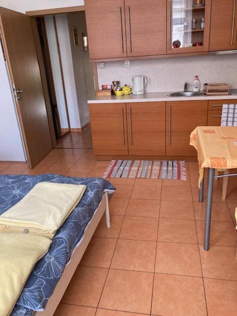 Queen Studio image 1