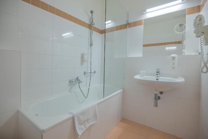 Double or Twin Room image 3