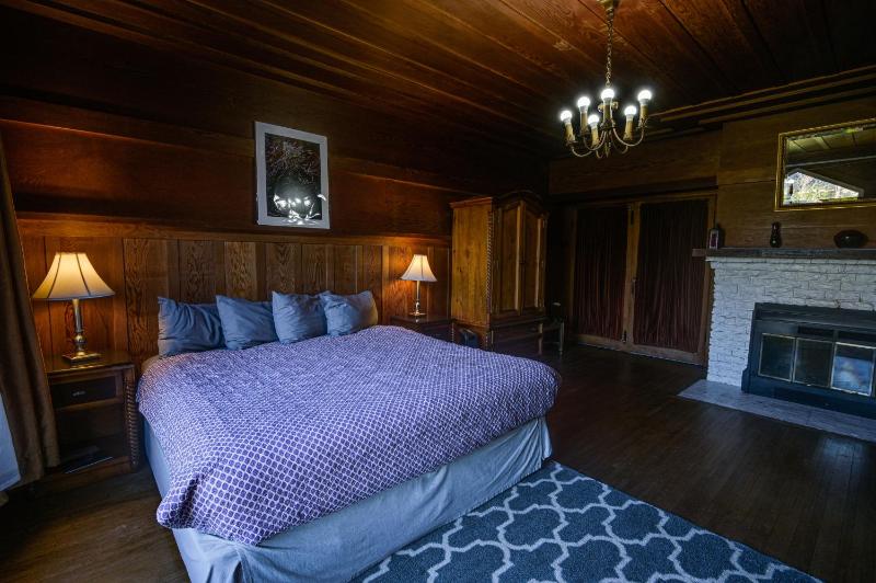 Deluxe King Room image 3