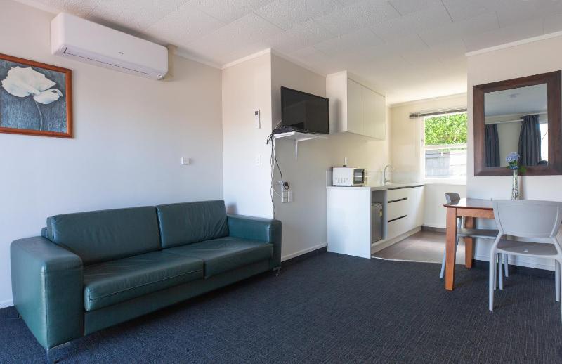 Lake Breeze Motel - image 25