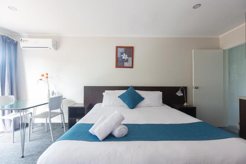 Lake Breeze Motel - image 37