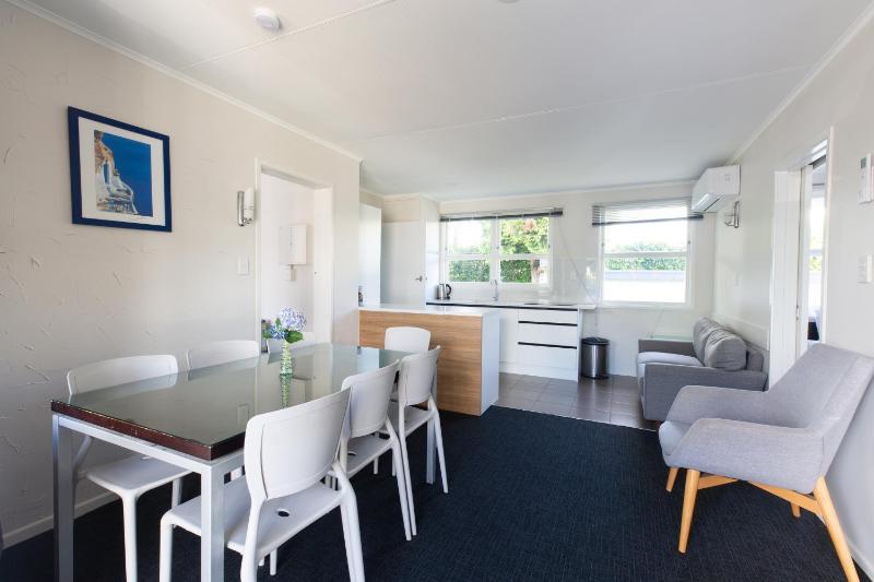 Lake Breeze Motel - image 30