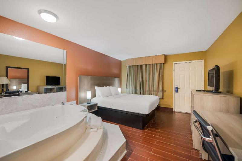 Queen Room with Jacuzzi - Non-Smoking image 3