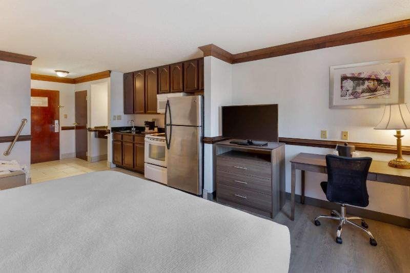 King Suite with Whirlpool - Non-Smoking image 1