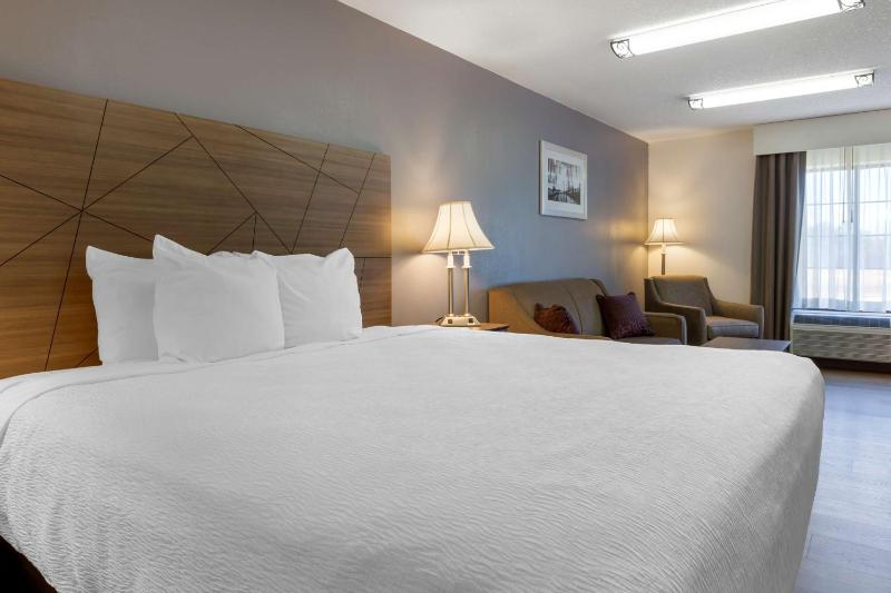 King Suite with Three King Beds and Sofa Bed - Non-Smoking image 3