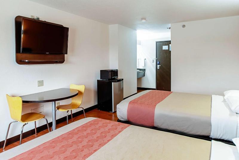 Quadruple Room - Non-Smoking image 2