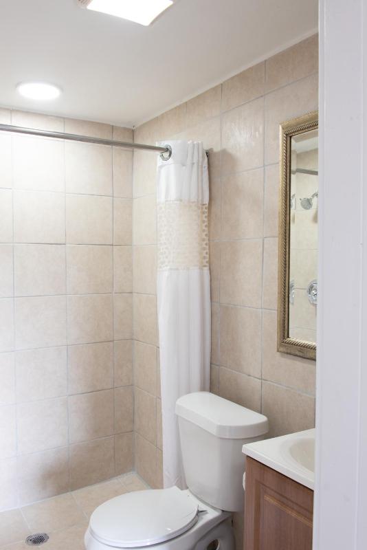 Queen Room image 2