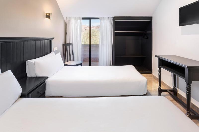 Twin Room image 4