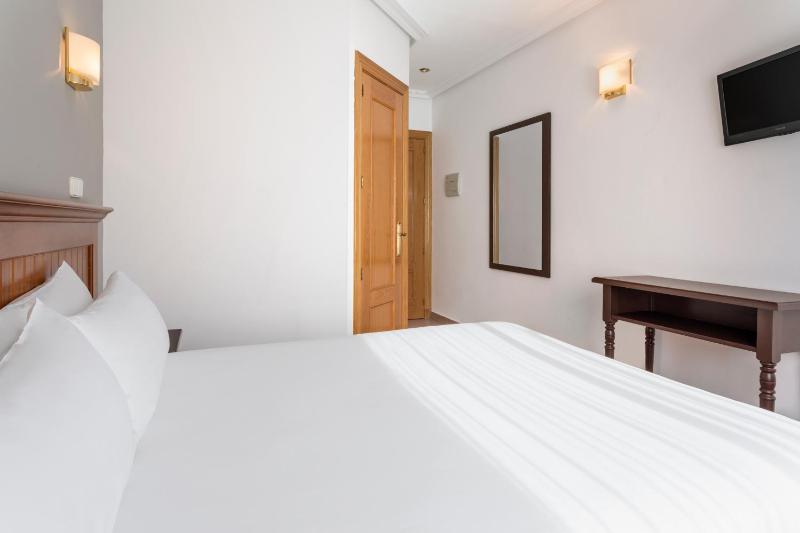 Double Room image 4