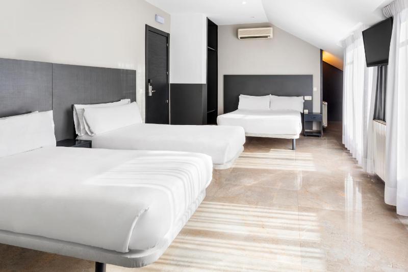 Quadruple Room image 1