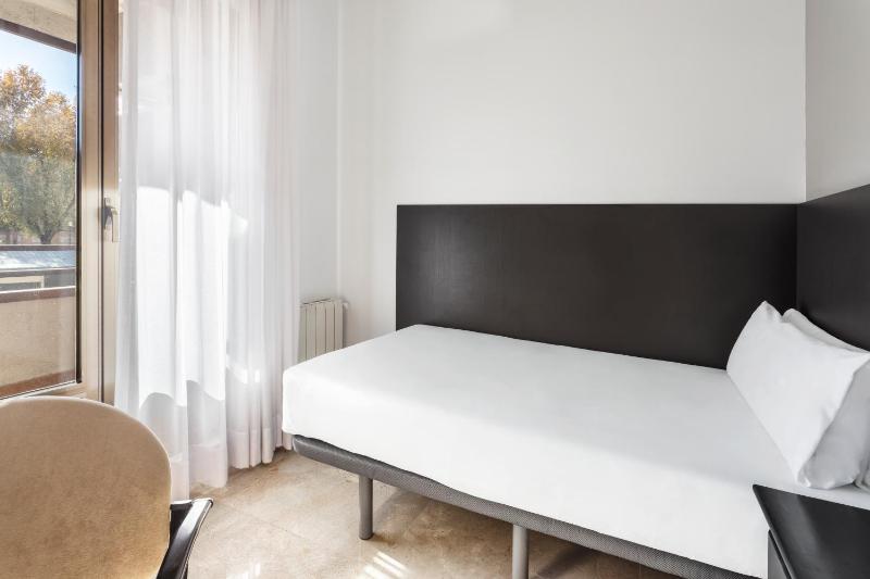 Single Room image 4