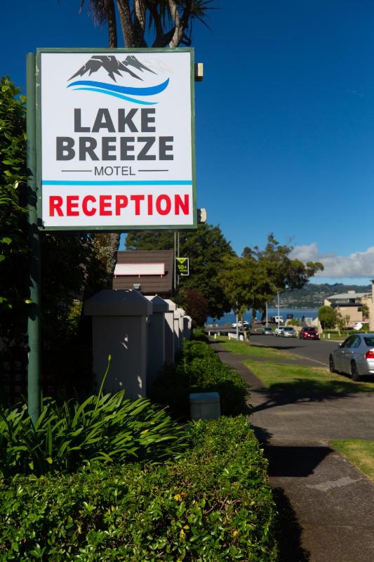 Lake Breeze Motel - image 36