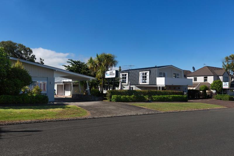 Lake Breeze Motel - image 49