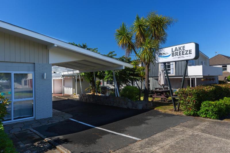 Lake Breeze Motel - image 50
