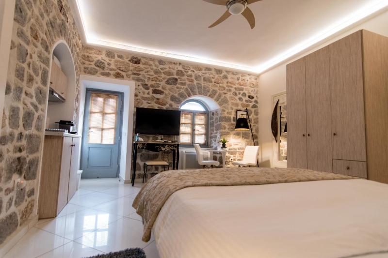Deluxe Double Room with Balcony image 1