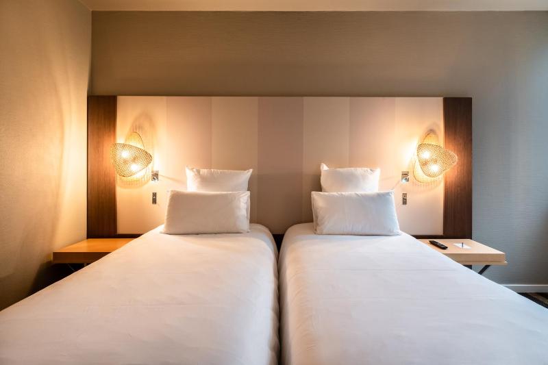 Standard Twin Room image 4