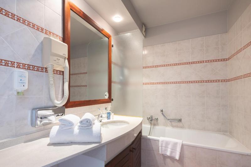 Studio Twin Room with Pool View image 4