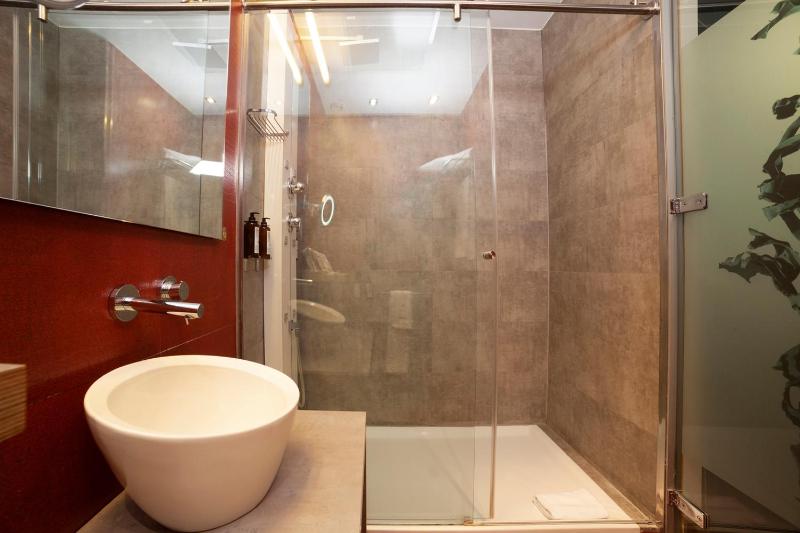 Small Double Room image 3