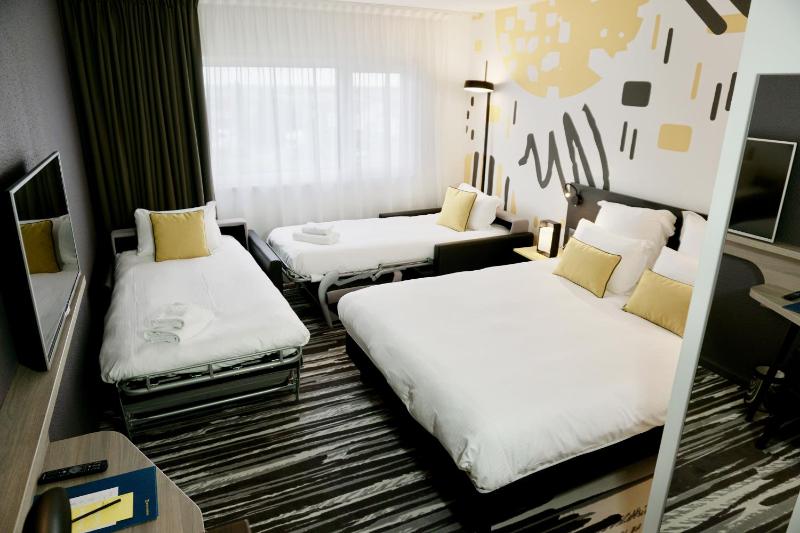 Superior Room With 1 Double Bed And 2 Sofa Beds image 3