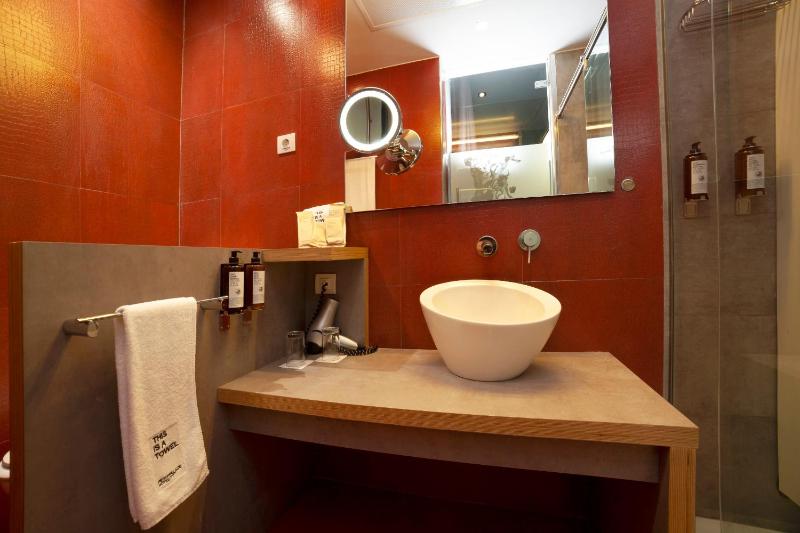 Small Double Room image 4