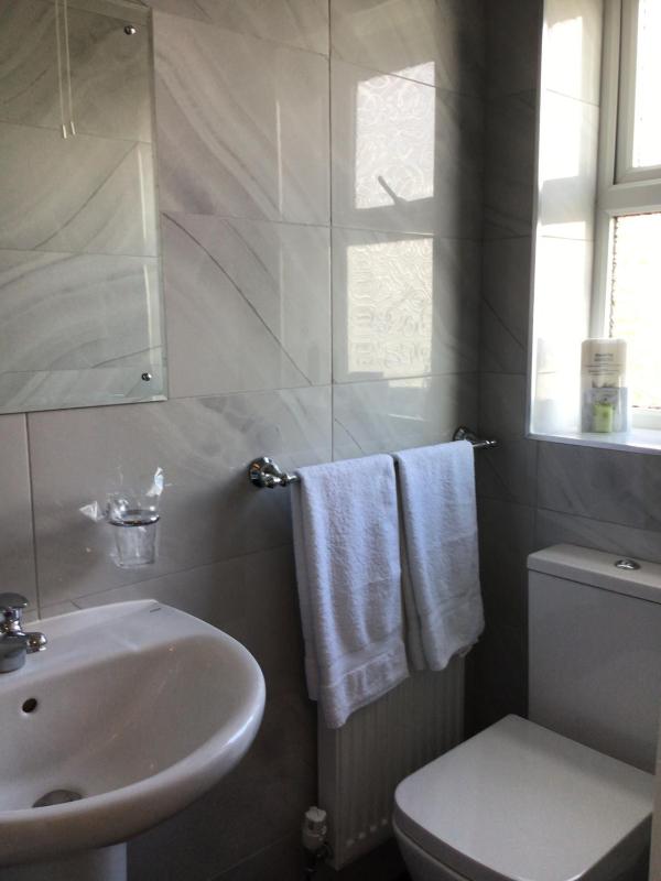 Twin Room with Private Bathroom image 3