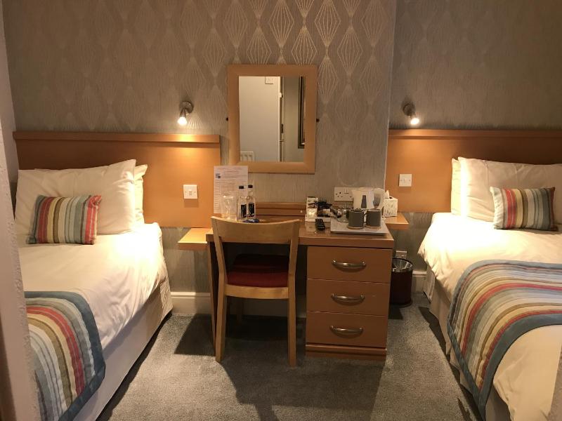Twin Room with Private Bathroom image 1