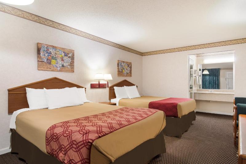 Standard Queen Room with Two Queen Beds - Non Smoking/Ground Floor image 3