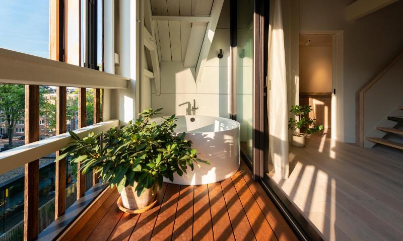 Deluxe King Suite image 1