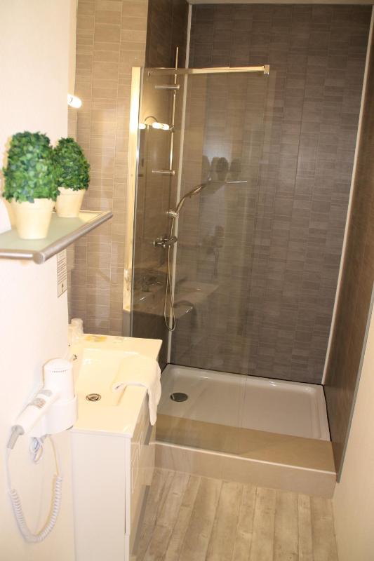 Twin Room image 4