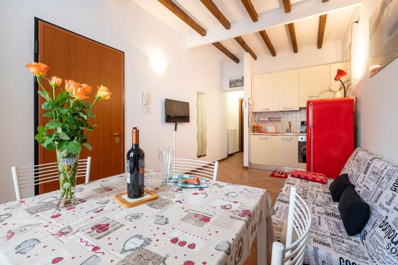 GuestHost - Parma Historic Center Apartment 7min from Duomo - image 2