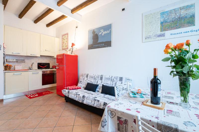 GuestHost - Parma Historic Center Apartment 7min from Duomo - image 5