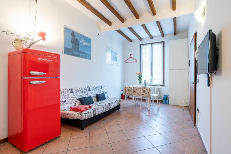 GuestHost - Parma Historic Center Apartment 7min from Duomo - image 1