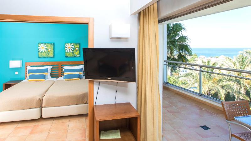 One-Bedroom Apartment with Sea View image 4