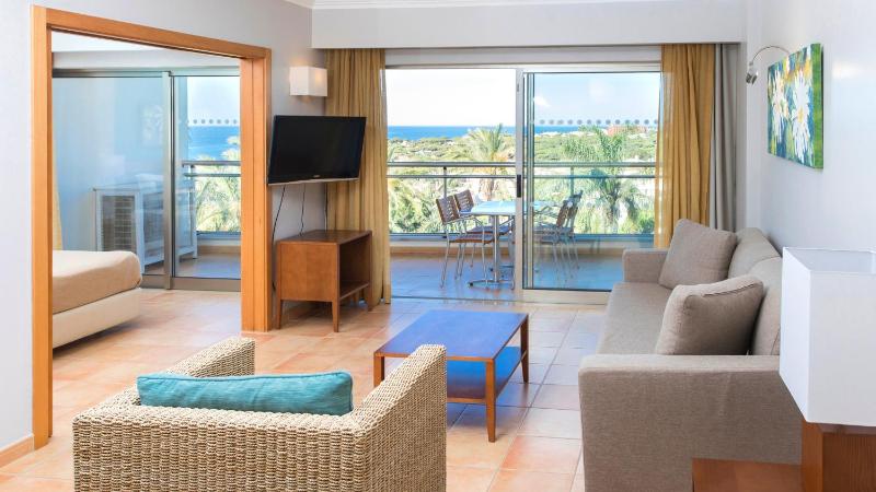 One-Bedroom Apartment with Sea View image 3