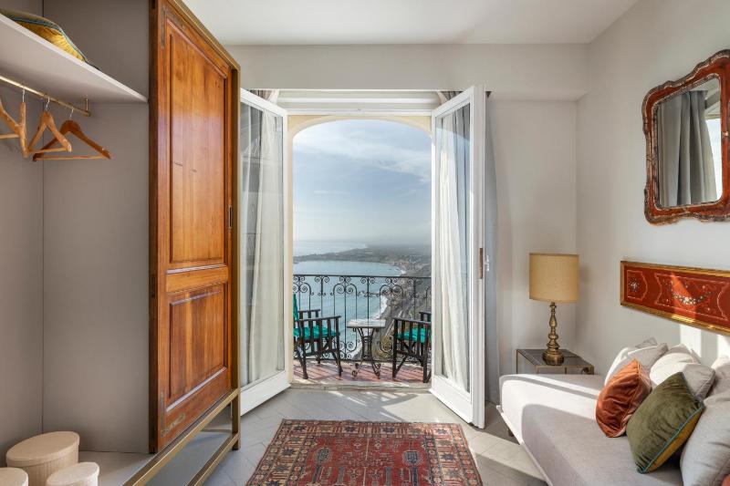 Junior Suite with Balcony image 1