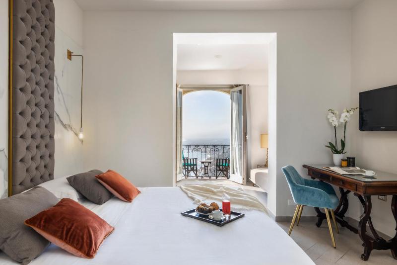 Junior Suite with Balcony image 3