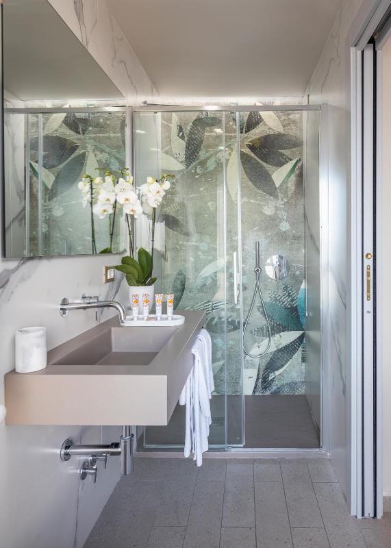 Standard Double or Twin Room with Garden View image 4
