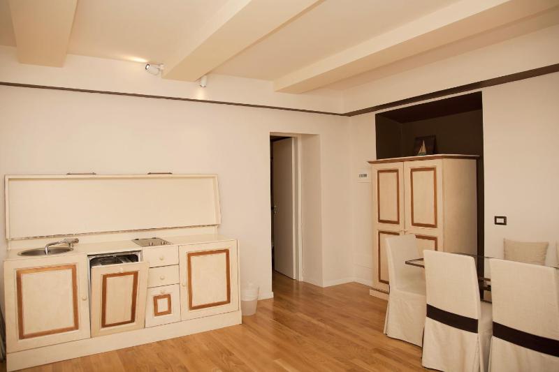 Large One-Bedroom Apartment image 2