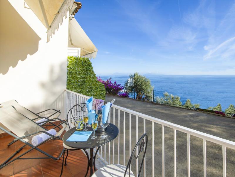Standard Triple Room with Balcony and Sea View image 4