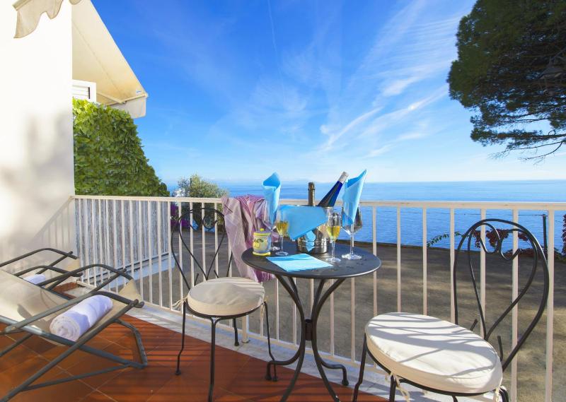 Standard Triple Room with Balcony and Sea View image 2