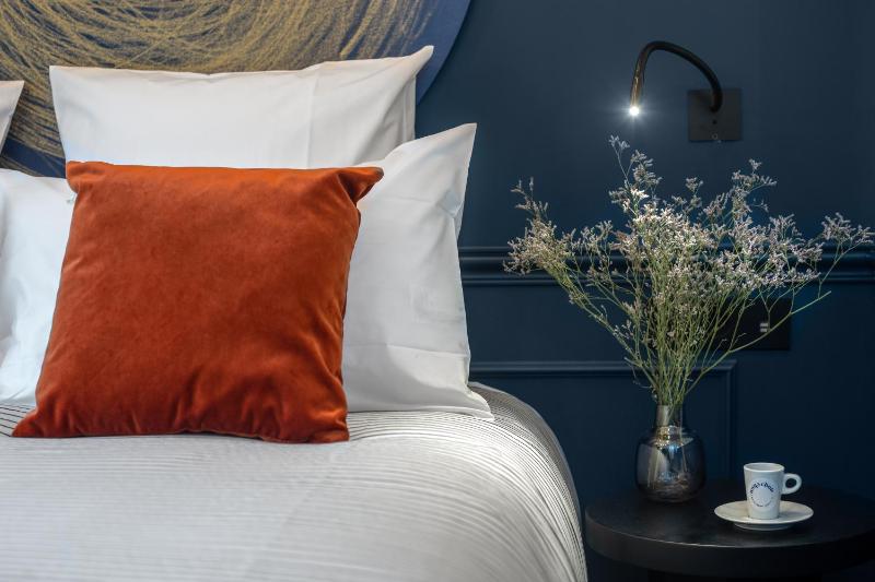 Deluxe Room image 3
