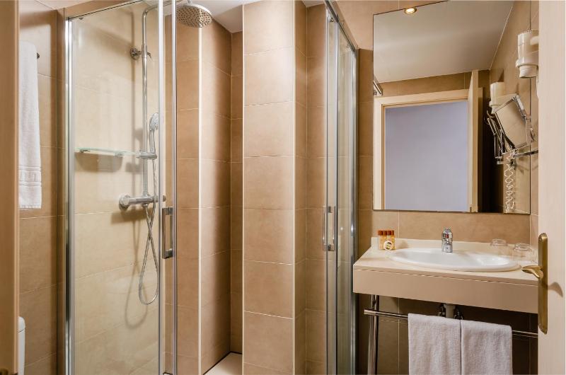 Standard Double or Twin Room image 2
