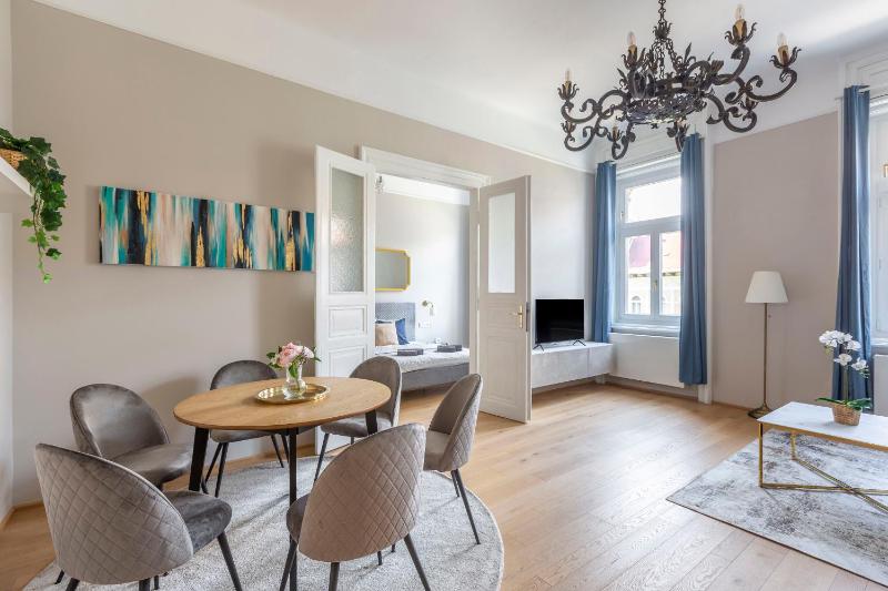 Luxury Elizabeth Residence next to the New York Café - image 16