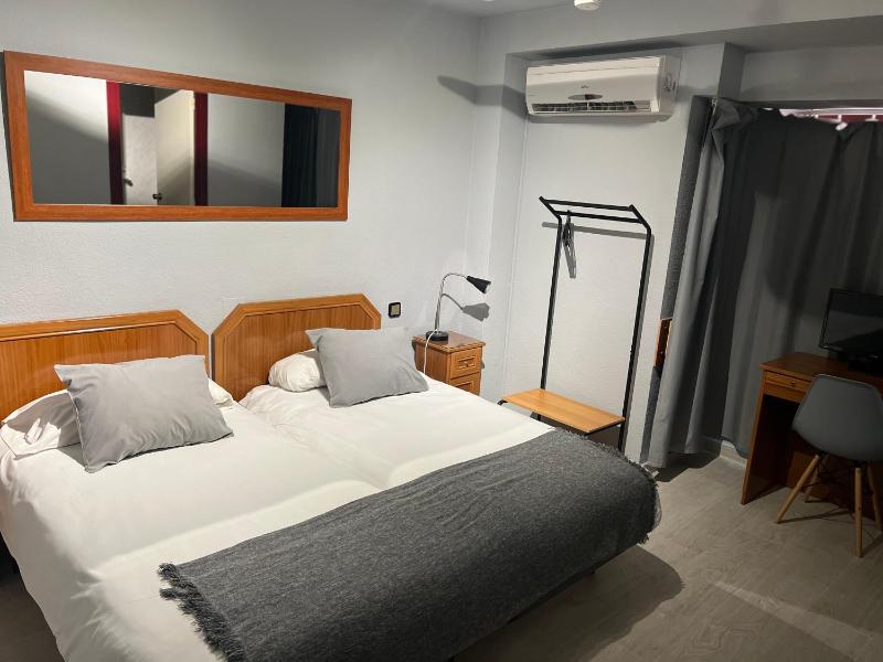 Double or Twin Room image 3