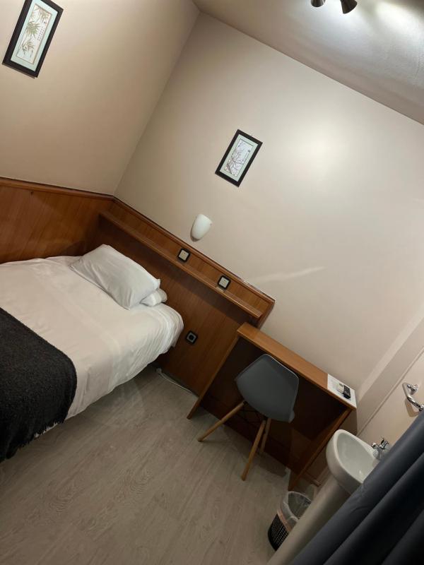Single Room with Private External Bathroom image 1